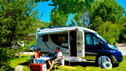 PHOTO. Un camping car dans le fossé au niveau de la zone commerciale de  Vauchelles-les-Quesnoy